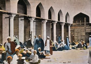 Allievi che ricevono istruzioni nel cortile della Moschea Al-Azhar al Cairo, c.1900